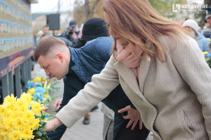 У Луцьку поклали квіти до стели загиблим захисникам України (фото, відео)