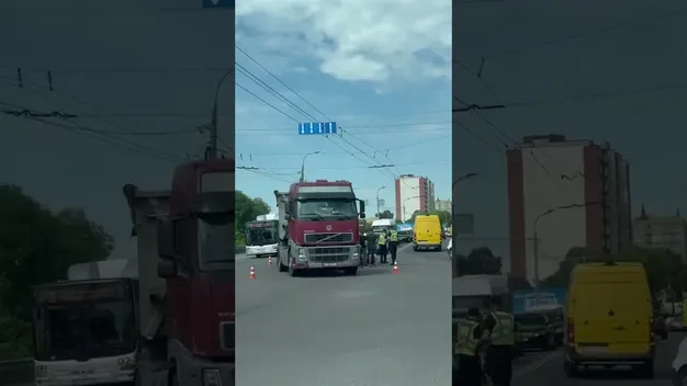 У Луцьку на Набережній зіткнулись легковик та фура (відео)