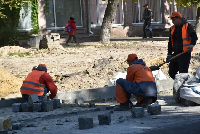 «Працюйте понаднормово!»: Поліщук наказав прискорити реконструкцію центрального проспекту Луцька (фото)