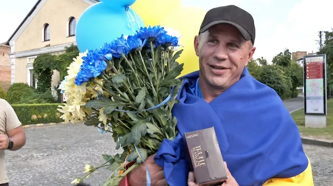 «Хочу побути з сім’єю»: волинянин Володимир Киндюк повернувся додому після двох років полону (фото)