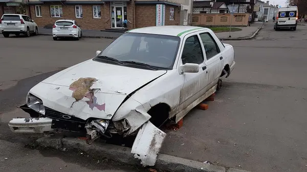 У Луцьку біля головного корпусу СНУ лишили автівку після ДТП? (фото)