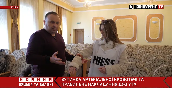 Викладач Луцького медколеджу показав, як зупиняти кровотечу (відео)