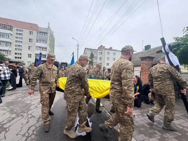 Навіки 22: на Волині в останню дорогу провели Героя Романа Григор'єва (фото)