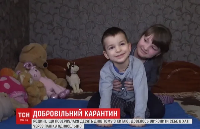 На Буковині родину, яка повернулася з Китаю, змусили сидіти вдома на карантині (відео)