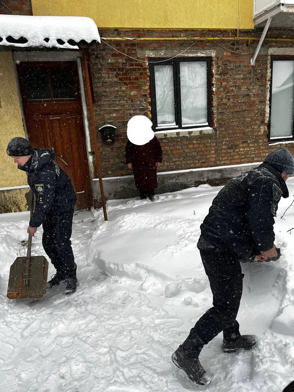 Поліцейські на Волині рятують водіїв та пенсіонерів зі снігового полону (фото)