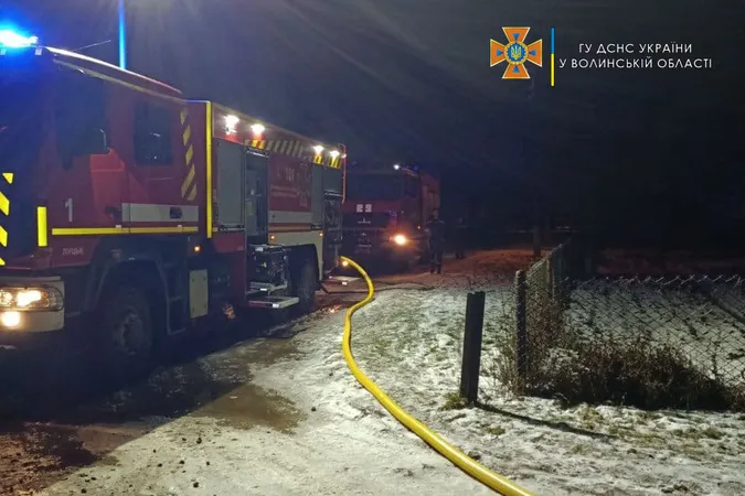 Проклали пів кілометра шланга: в Луцьку сталася нічна пожежа (фото, відео)