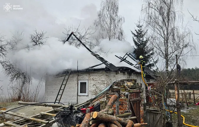 У Луцькому районі спалахнув будинок