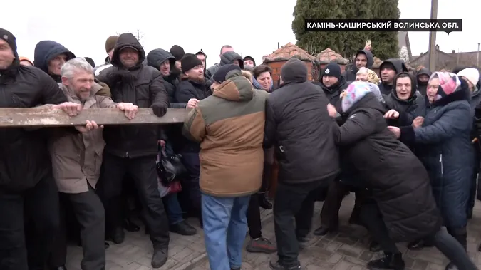 Прихильники УПЦ «МП» не пускають ПЦУ до храму: чим на Волині закінчився скандал (відео)
