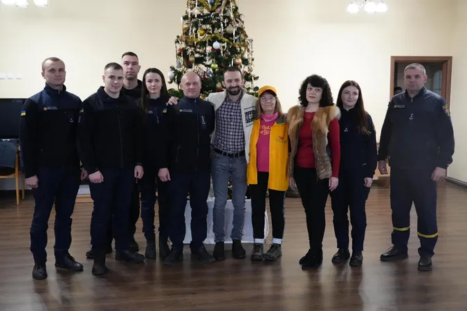 Волинські рятувальники завітали з подарунками у дитячий притулок (фото)