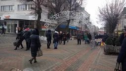 У центрі Луцька встановлюють новорічні арки (фото)