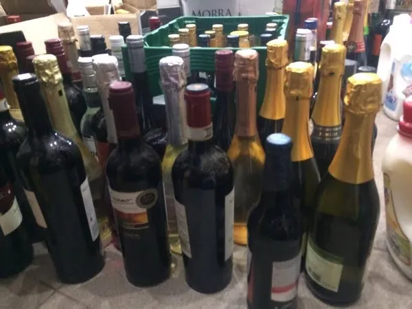 На луцькому ринку незаконно продавали алкоголь відомих брендів (фото)