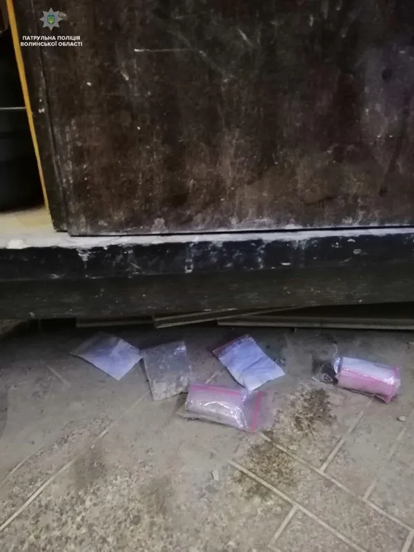У Луцьку затримали чоловіка з понад 15 пакетами наркотиків (фото)