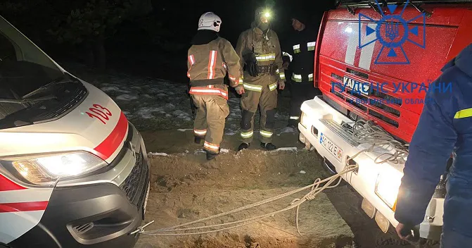 На Волині «швидка» застрягла на бездоріжжі – витягали рятувальники (фото)