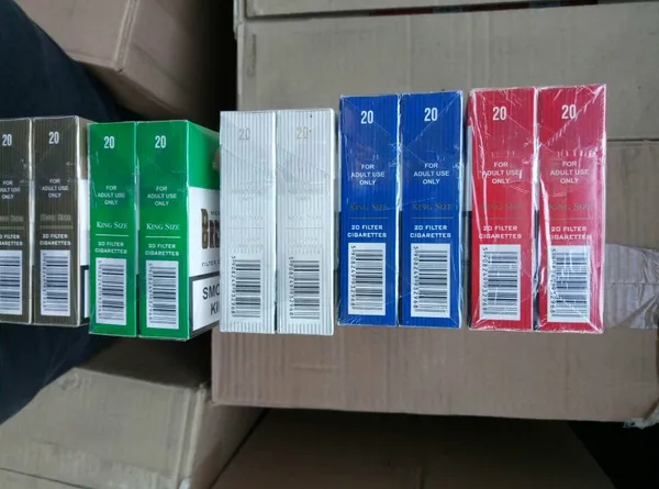 На кордоні з Білоруссю затримали вантажівку з великою партією сигарет (фото, відео)