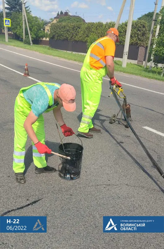 Під Луцьком на дорозі до Рівного малюють «зебри» і заливають смолою тріщини (фото, відео)