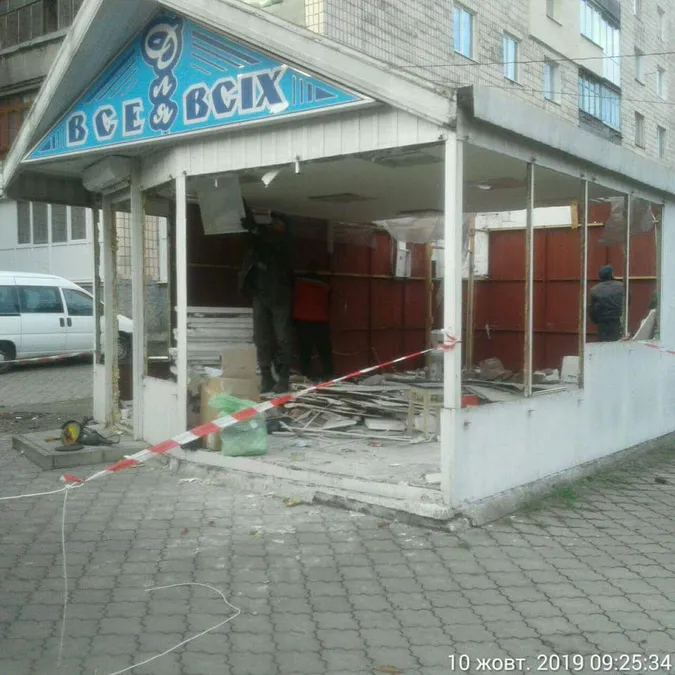 У Луцьку на Відродження демонтували незаконний торговий павільйон (фото)