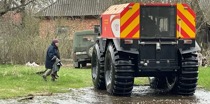 Волинські рятувальники допомагають долати наслідки повені на Чернігівщині (фото)