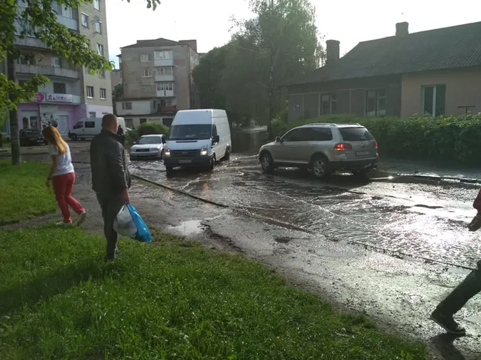 У Луцьку затопило вулицю (фото)