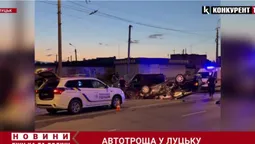 Автотроща у Луцьку: легковик на швидкості врізався в бус і перекинувся (відео)