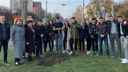 Луцький депутат Яручик із школярами та комунальниками озеленив мікрорайон ЛПЗ (фото)