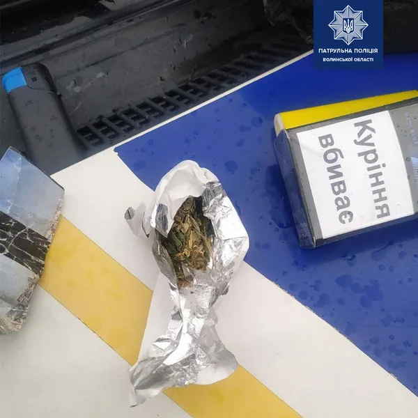 У Луцьку чоловіки перейшли дорогу не там, де треба, а в них ще й виявили наркотики