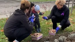 У Луцьку висадили тисячу тюльпанів до Дня передчасно народженої дитини (фото)