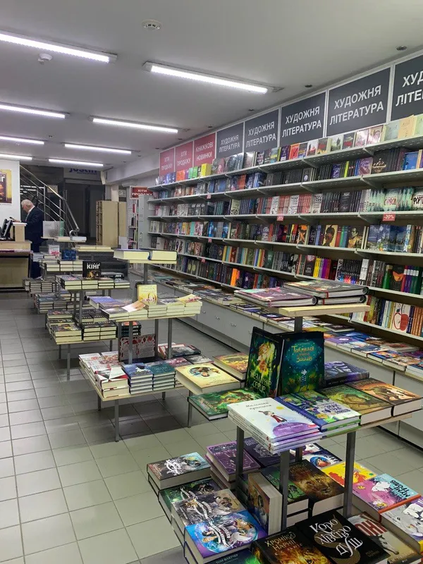 Чи є в книгарнях Луцька книжки російською мовою (фото)