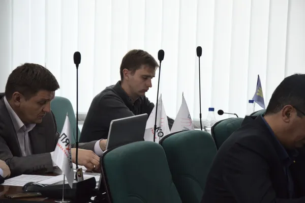 ...а їхні мікрофони чомусь стирчать  догори