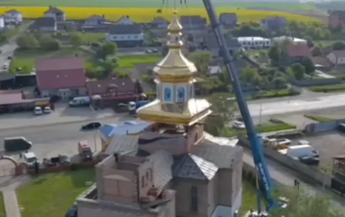 У Підгайцях з третьої спроби встановили купол на храм (фото, відео)
