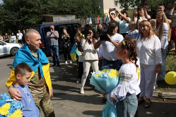 «Вареники наліплені, борщ зваримо»: на Волині зустріли звільненого з полону бійця (фото)