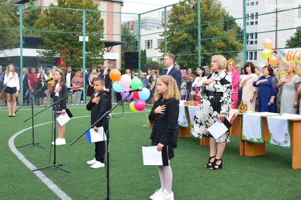 Квіти, вітання та першачки: у луцькій школі №9 пролунав перший дзвоник (фото)