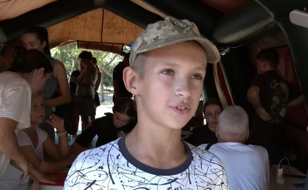 «Я сам вилазив з-під завалів»: що про атаку РФ розповідають жителі багатоповерхівки у Луцьку, куди влучили уламки дрона (відео)