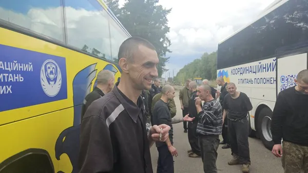 Звільнені українці повертаються додому: відбувся новий обмін військовополоненими (фото)