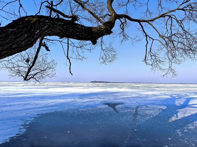 Трава на берегах і крига на воді: на Світязі зима зустрічає весну (фото)