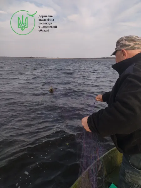 З волинського озера витягнули майже пів кілометра «нічийних» сіток