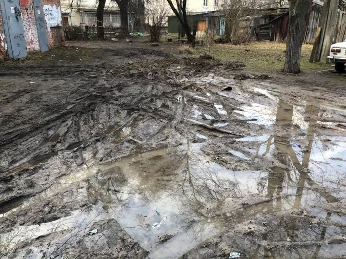Двори у центральній частині Луцька потопають у багнюці (фото)