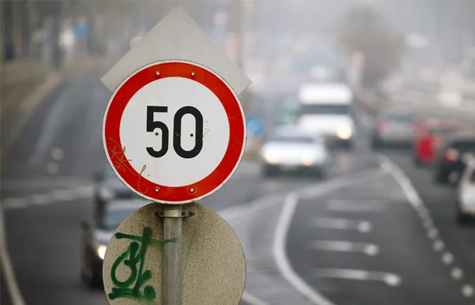 Від сьогодні обмежують швидкість руху до 50 км/год