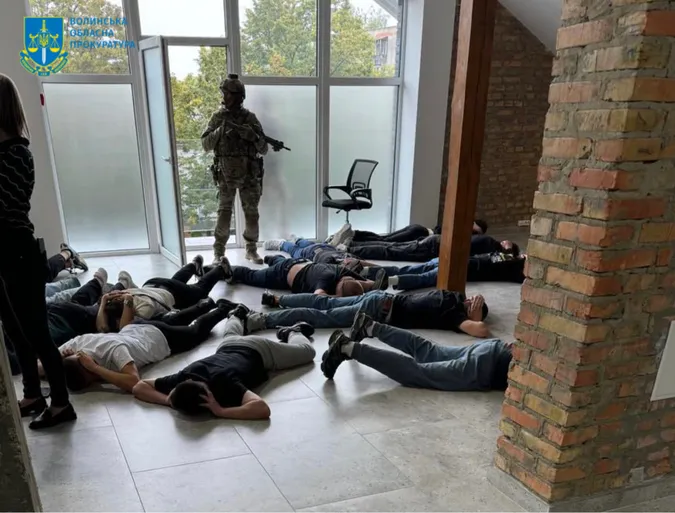 У Луцьку «накрили» шахрайський кол-центр в одному з офісів (фото)