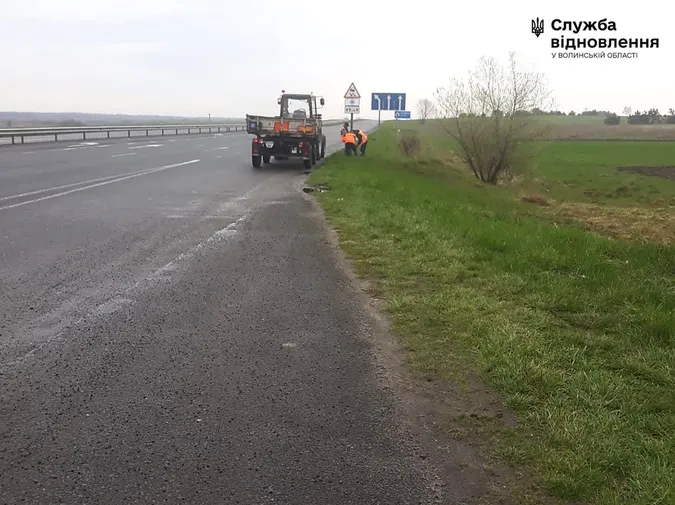 На дорогах Волині завалюють старі та ставлять нові дорожні знаки (фото)