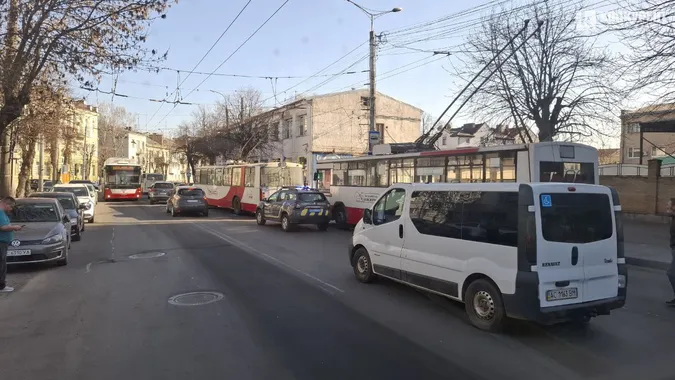Біля ЦУМу в Луцьку влупилися два тролейбуси і легковик – рух паралізований