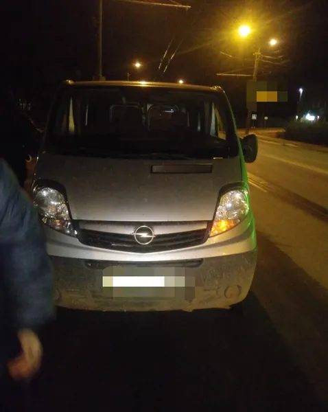У Луцьку в бусі порушника знайшли наркотики – водій спробував відкупитися (фото, відео)