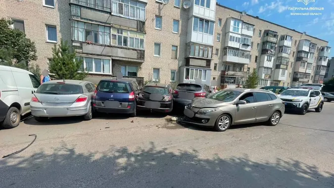У Луцьку п'яний водій протаранив чотири припарковані автомобілі