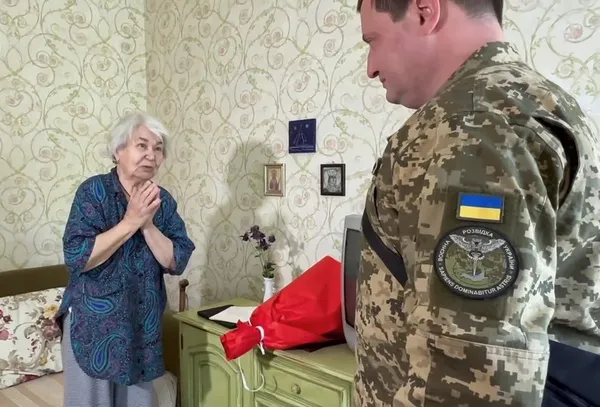 Пенсіонерка з Луцька освоює подарований ГУР планшет (відео)