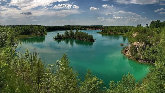 «Острів кохання» посеред смарагдової води: за 80 км від Луцька – унікальна природна локація (фото)
