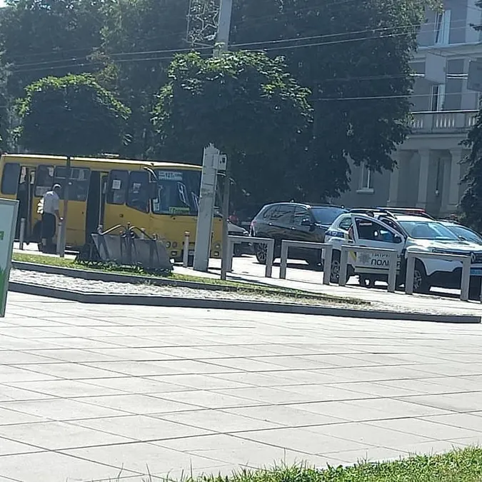 У центрі Луцька патрульні зупинили маршрутку (фото)