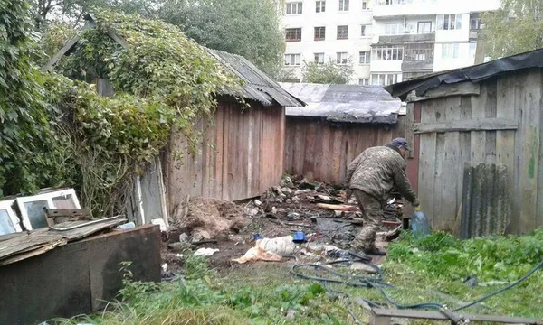 Муніципали переконали лучан знести захаращені гаражі (фото)