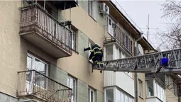 Довго не виходила на зв'язок: луцькі рятувальники визволяли літню жінку з квартири