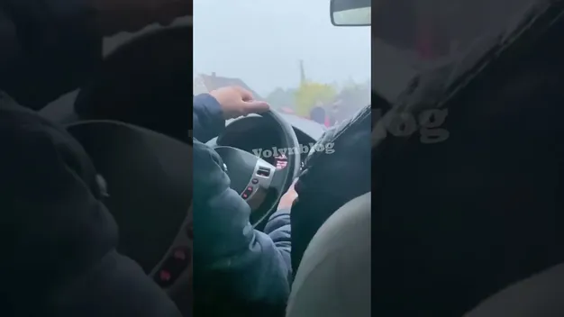 На Волині водій «Мерседеса» зніс зупинку (відео)