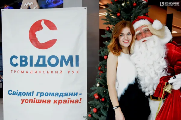 Із Сантою та бульбашками: 500 маленьких лучан отримали дарунки від мецената (фото)