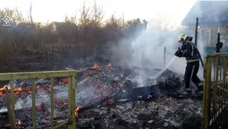 На Волині через підпали сухої трави згоріли три будівлі, а чоловік отримав опіки (фото)